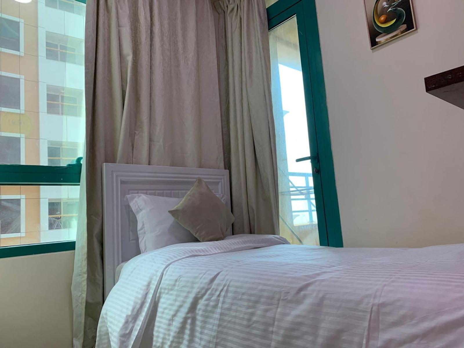 Nice Single Rooms For "Girls" Only In Dubai, Marina Exterior foto