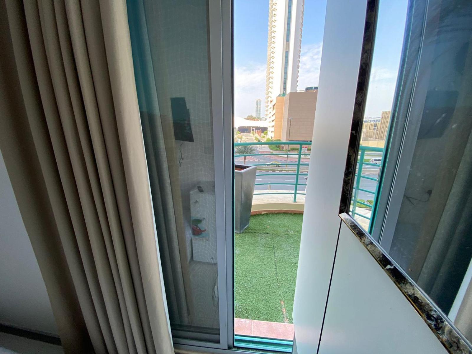 Nice Single Rooms For "Girls" Only In Dubai, Marina Exterior foto